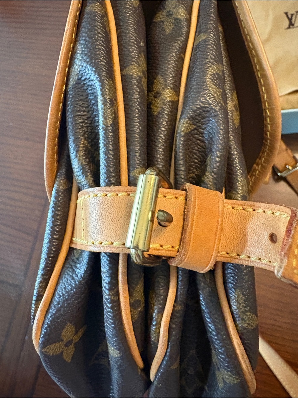💯% Authentic! Louis Vuitton Monogram Saumur 30 crossbody bag. vachetta Leather. - Picture 4 of 9